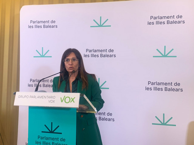 La portavoz de Vox en el Parlament, Manuela Cañadas, en rueda de prensa.