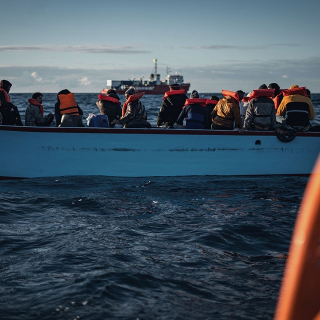 Archivo - Migrantes en aguas del mar Mediterráneo