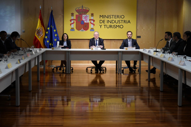 (I-D) La secretaria de Estado de Industria, Rebeca M. Torró; el ministro de Industria y Turismo, Jordi Hereu y el director general de programas industriales, Jordi Llinares Sanjuan, durante una reunión con una delegación de la empresa china Chery y de Ebr