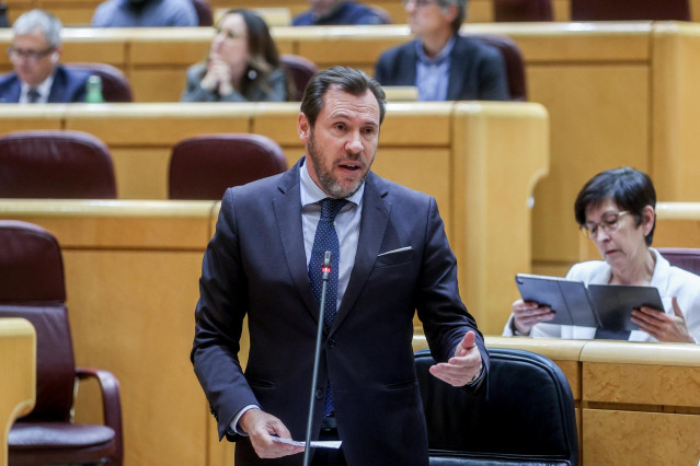 El ministro de Transporte y Movilidad, Oscar Puente, durante una sesión de control al Gobierno, en el Senado, a 9 de abril de 2024, en Madrid (España).