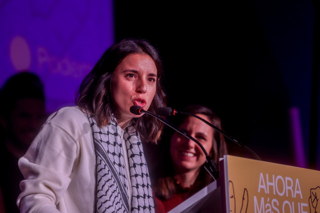 Archivo - Irene Motero e Ione Belarra durante un acto de Podemos, en el Palacio de la Prensa, a 16 de diciembre de 2023, en Madrid (España).