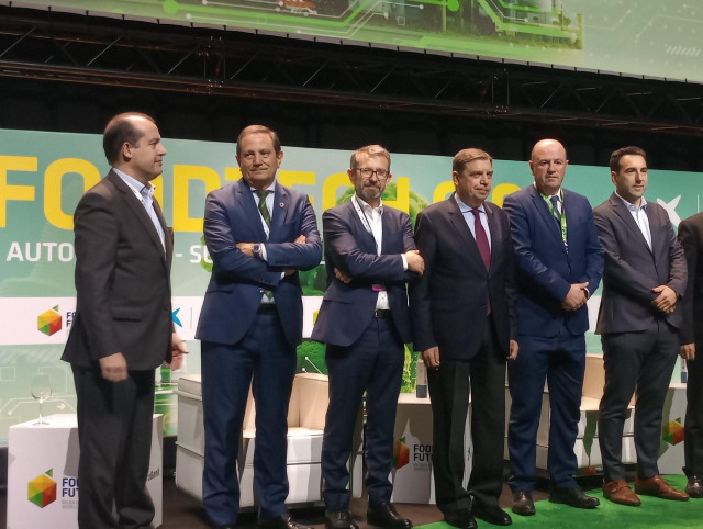 Ministro Luis Planas y viceconsejero Bittor Oroz en la inauguración en BEC de Barakaldo del European FoodTech Nations Summit
