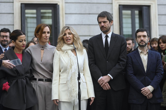Archivo - La vicepresidenta segunda y ministra de Trabajo y Economía Social, Yolanda Díaz, atiende a medios a su llegada al acto de homenaje a la Constitución, en el Congreso de los Diputados, a 6 de diciembre de 2023, en Madrid (España).