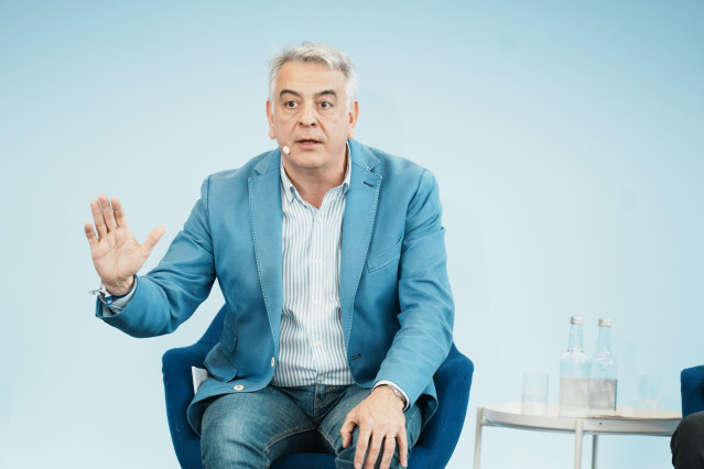 El candidato del PP a lehendakari, Javier De Andrés, interviene durante el encuentro ‘Sociedad Abierta’, en el Palacio Euskalduna, a 17 de abril de 2024, en Bilbao, Vizcaya, País Vasco (España). Cuatro presidentes autonómicos del PP, viajan a Bilbao para