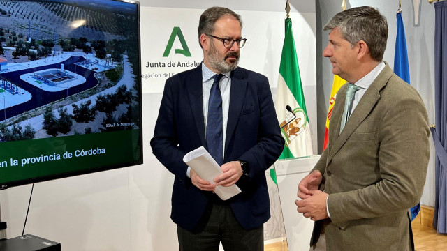 El delegado del Gobierno andaluz, Adolfo Molina (izda.), junto al delegado territorial de Agricultura, Pesca, Agua y Economía Azul, Francisco Acosta, en foto de archivo.