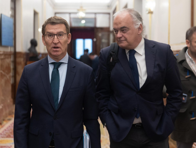 Archivo - El presidente del PP, Alberto Núñez Feijóo, y el vicesecretario de Institucional del PP, Esteban González Pons, a su llegada a una sesión plenaria, en el Congreso de los Diputados, a 7 de febrero de 2024,