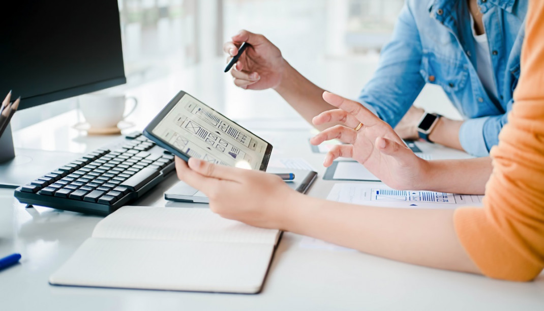 Archivo - Imagen de recurso de dos personas trabajando frente a un ordenador