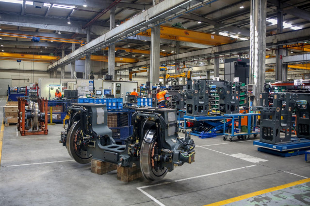 Archivo - Trabajadores en la Factoría de Talgo, a 9 de julio de 2021, en Las Rozas, Madrid