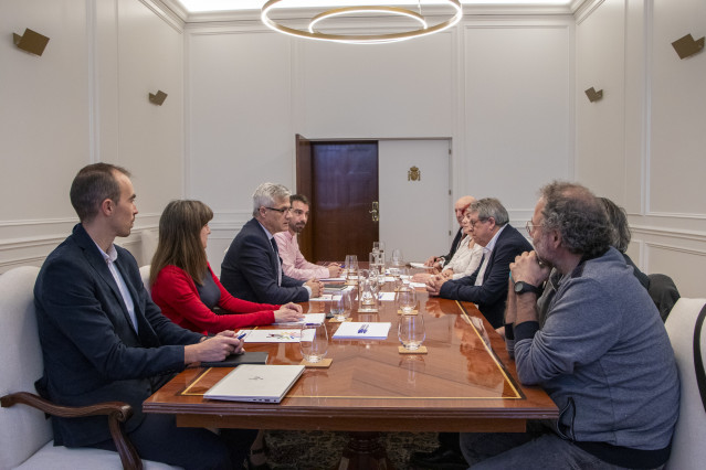 El secretario de Estado de Vivienda y Agenda Urbana, David Lucas,  en una reunión con los representantes de la Confederación Estatal de Asociaciones de Vecinos (CEAV), este miércoles en Madrid. A 17 de abril de 2024.