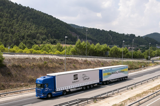 Archivo - Imagen de un duotráiler utilizado por Seat para transportar piezas.
