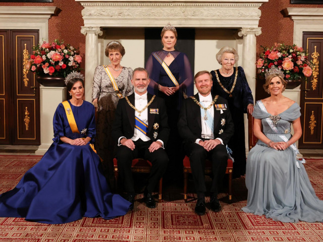 LOS REYES, DON FELIPE Y DOÑA LETIZIA, DURANTE UNA CENA DE GALA EN LOS PAÍSES BAJOS