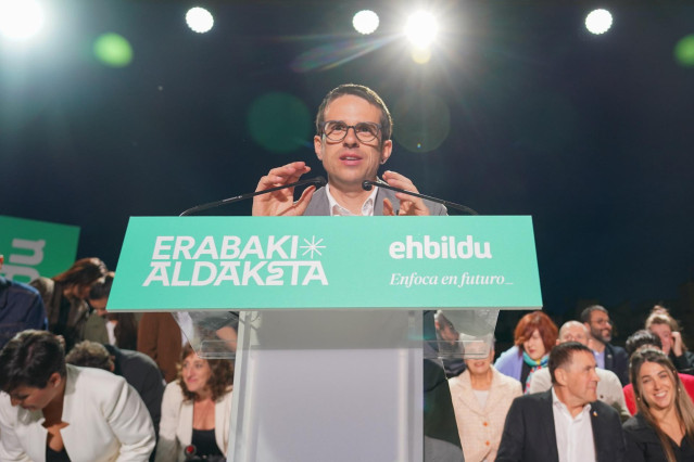 El candidato a lehendakari, Pello Otxandiano, interviene durante el inicio de la campaña electoral de EH Bildu, en la Plaza de Santa Bárbara, a 4 de abril de 2024, en Vitoria-Gasteiz, Álava, País Vasco (España). EH Bildu arranca hoy en Vitoria su campaña