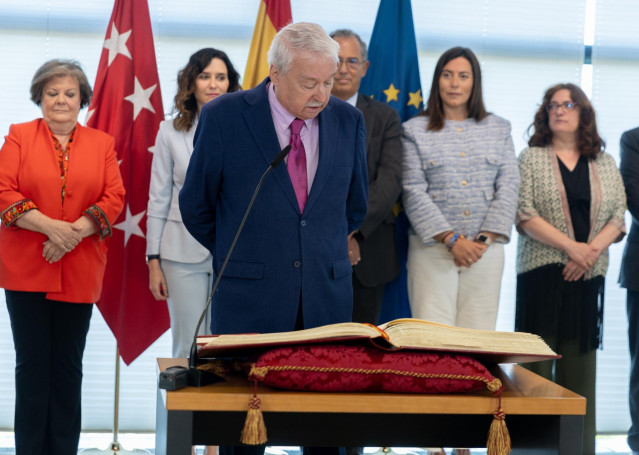 Toma de posesión del presidente de la Cámara de Cuentas, Joaquín Leguina (c), en la Asamblea de Madrid, a 18 de abril de 2024, en Madrid (España)