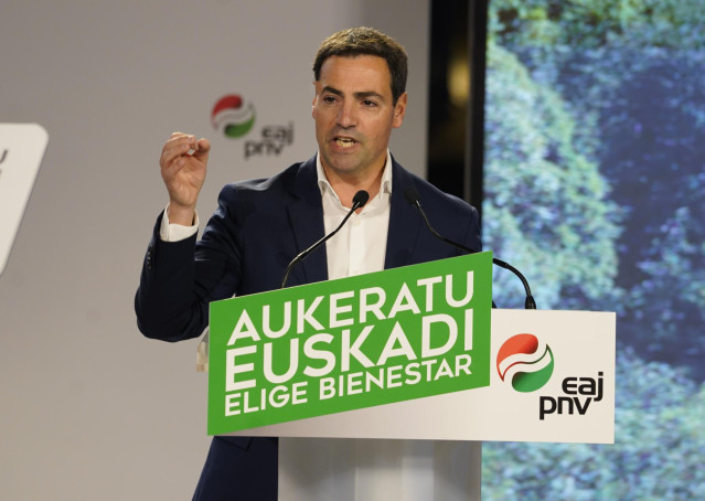 El candidato a Lehendakari y cabeza de lista por Bizkaia, Imanol Pradales, interviene durante el arranque de la campaña electoral del PNV, en la Plaza de la Virgen Blanca, a 4 de abril de 2024, en Vitoria-Gasteiz, Álava, País Vasco