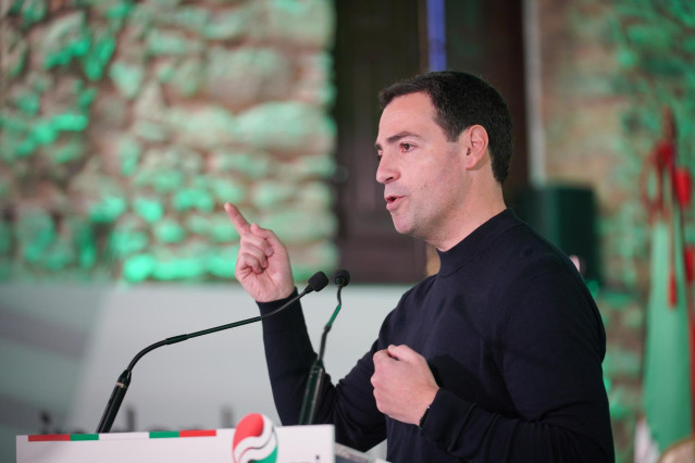 Archivo - El candidato del PNV a Lehendakari, Imanol Pradales, interviene durante un acto del PNV, en el Palacio de Villa Suso, a 24 de febrero de 2024, en Vitoria-Gasteiz