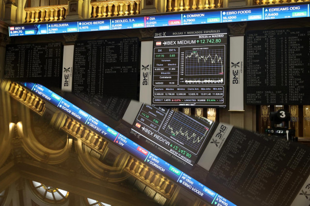 Archivo - Un panel del Ibex 35 en el Palacio de la Bolsa.