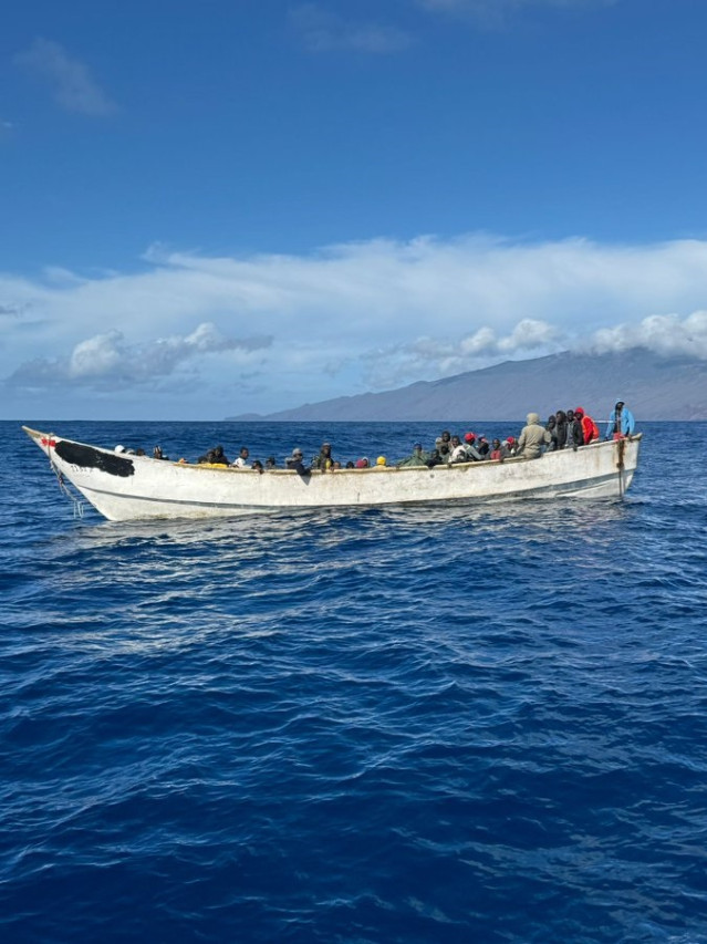 Archivo - Cayuco al que ha acompañado la salvamar Adhara hasta el muelle de La Restinga, en El Hierro