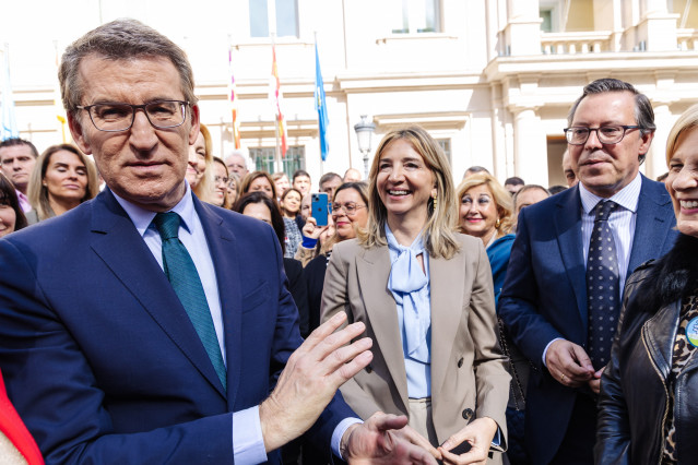 El presidente del Partido Popular, Alberto Núñez Feijóo (1i); la portavoz del PP en el Senado, Alicia Gracía (2i), y el secretario general del PP de Madrid, Alfonso Serrano (1d), durante un encuentro con concejales, en la plaza de la Marina, a 3 de abril