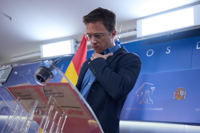El líder de Más País, Iñigo Errejón, durante una rueda de prensa anterior a la reunión de la Junta de Portavoces, a 2 de abril de 2024, en Madrid (España).