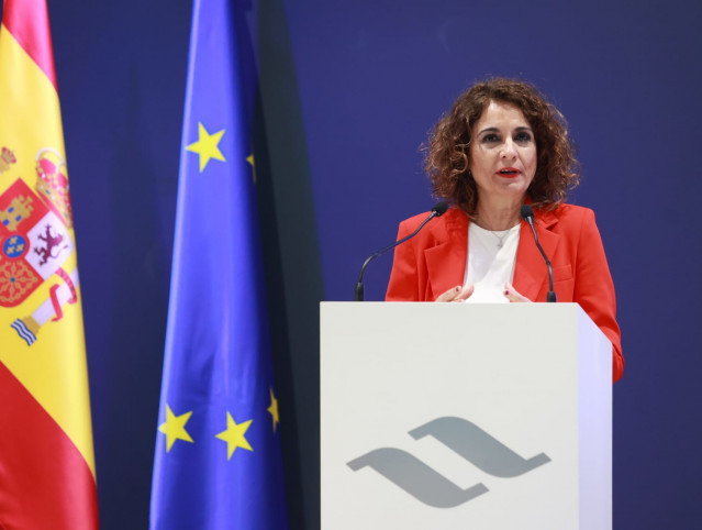 La vicepresidenta primera del Gobierno y ministra de Hacienda, María Jesús Montero, interviene ante los medios tras una reunión mantenida en las instalaciones de Navantia en San Fernando (Cádiz).