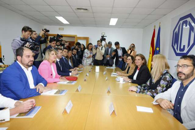 La ministra para la Transición Ecológica y Reto Demográfico, Teresa Ribera, se reúne durante una visita a la desaladora de la Mancomunidad de Canales del Taibilla en San Pedro del Pinatar, a 18 de abril de 2024, en San Pedro del Pinatar, Murcia, Región de