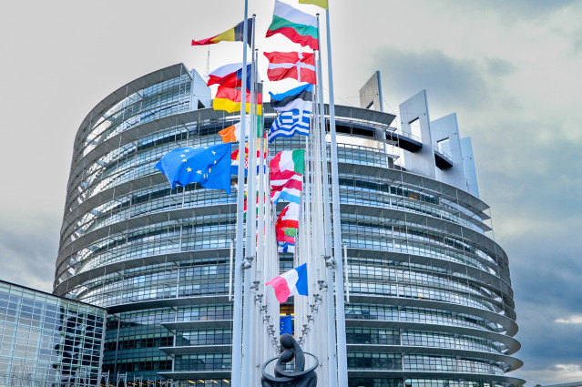 Archivo - Banderas frente a la sede del Parlamento Europeo en Estrasburgo (Francia).