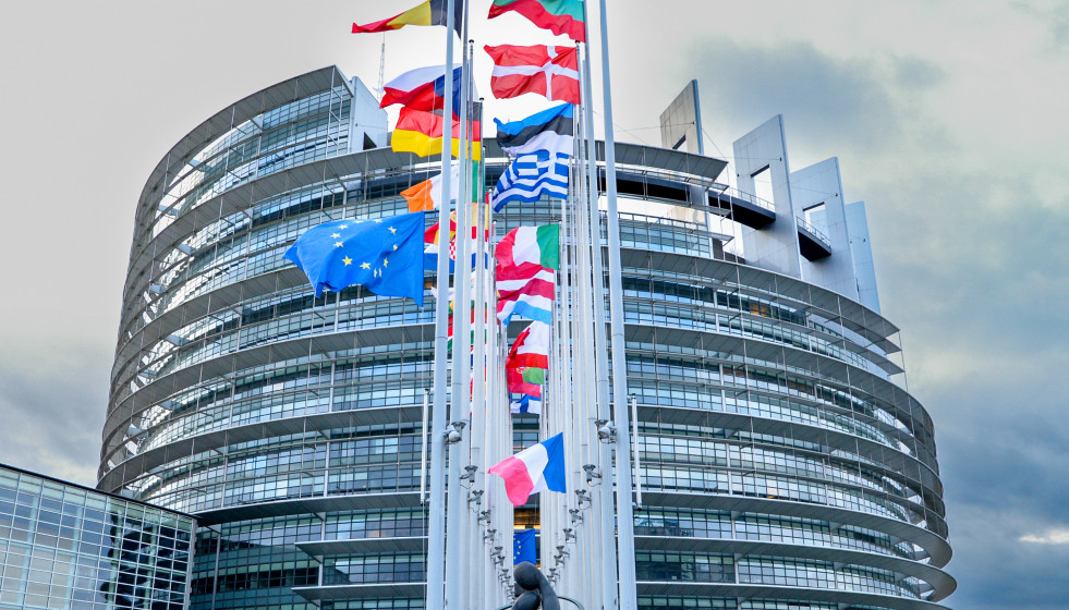 Archivo - Banderas frente a la sede del Parlamento Europeo en Estrasburgo (Francia).