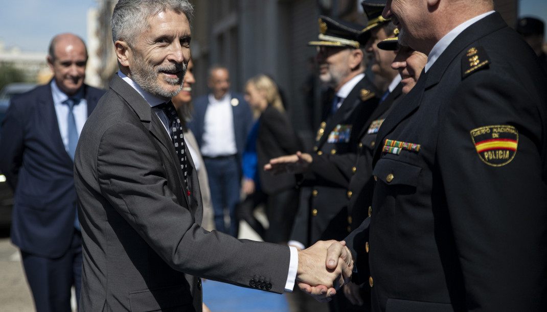 Archivo - El ministro del Interior, Fernando Grande-Marlaska, saluda a mandos de la Policía Nacional