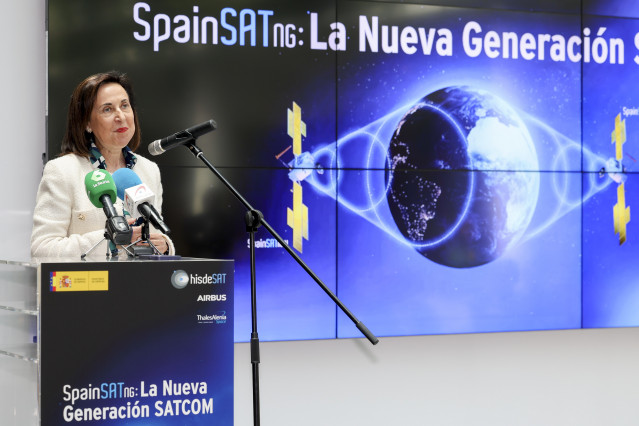La ministra de Defensa, Margarita Robles, visita los satélites SpainSat NG en las instalaciones de Thales Alenia Space.