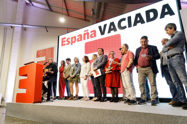 Archivo - El cantautor Ángel Corpa actúa durante un acto de precampaña de España Vaciada, en el Espacio Rastro Madrid, a 29 de abril de 2023, en Madrid (España). Durante este acto, el partido ha presentado oficialmente sus candidaturas para las próximas e