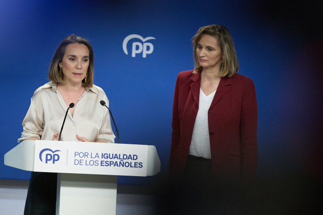 La secretaria general del PP, Cuca Gamarra (i), y la vicesecretaria de Desarrollo Sostenible del PP, Paloma Martín (d), durante una rueda de prensa, en la sede del Partido Popular, a 18 de abril de 2024, en Madrid (España). Durante la comparecencia, se ha