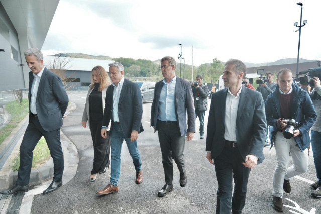 El presidente del PP, Alberto Núñez Feijóo, llegando a la sede de Irizar, en Aduna (Gipuzkoa)