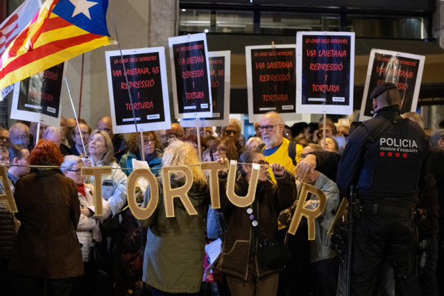 Archivo - Decenas de personas durante una concentración frente a la Jefatura de Policía Nacional de Barcelona.