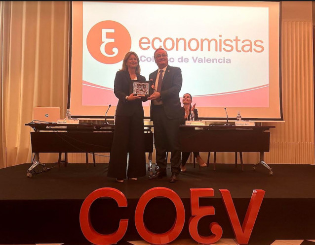 La directora de posventa y exdirectora general de Volkswagen España, Laura Ros, recoge este jueves el premio Directivo del año 2023 del Colegio de Economistas de Valencia (COEV)