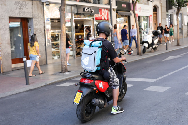 Archivo - Rider de Deliveroo por las calles de Madrid (España).
