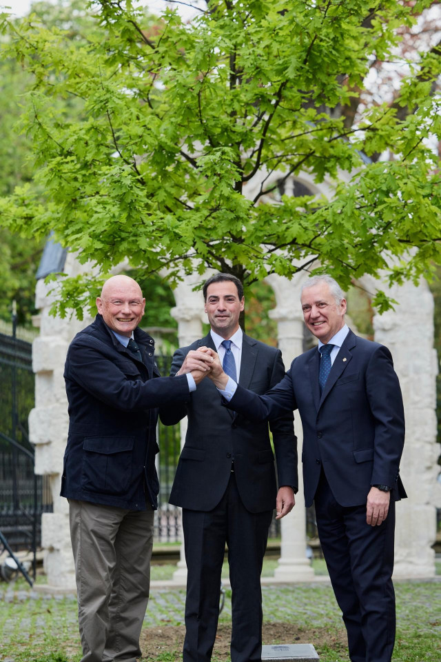 Los lehendakaris Juan José Ibarretxe e Iñigo Urkullu han mantenido un encuentro con Imanol Pradales junto al retoño del Árbol del Gernika que hay frente al Parlamento Vasco para trasladarle su apoyo.