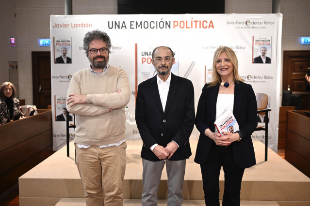 El escritor Sergio del Molino; el expresidente de Aragón Javier Lambán y la directora de 20minutos, Encarna Samitier, durante la presentación del libro ‘Una emoción política’.