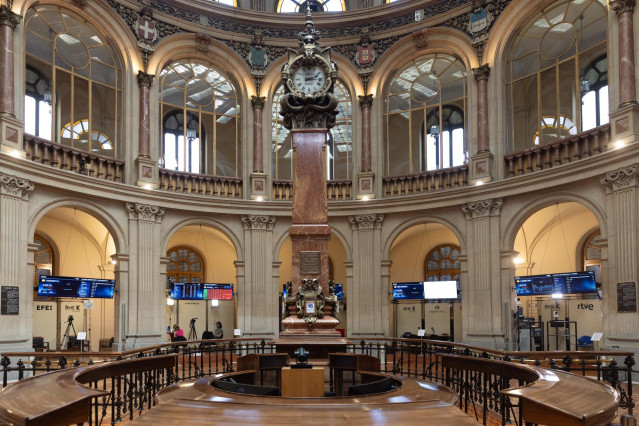 Paneles del Ibex 35 en el Palacio de la Bolsa, a 16 de abril de 2024, en Madrid (España).