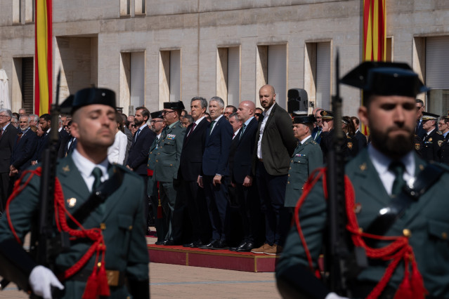 Archivo - El ministro de Interior, Fernando Grande-Marlaska, y el director general de la Guardia Civil, Leonardo Marcos, en un acto en Barcelona