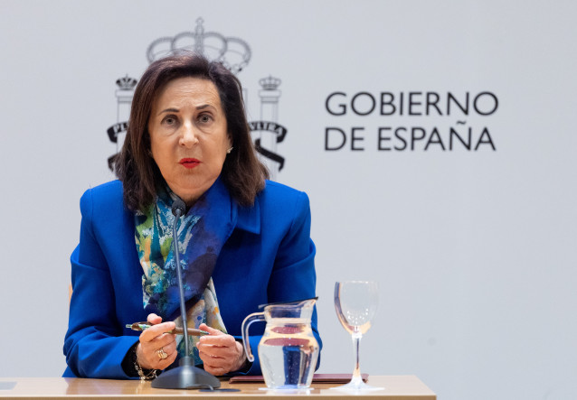 La ministra de Defensa, Margarita Robles, durante la firma del protocolo para la adquisición de aviones anfibios contra incendios, en la sede del Ministerio, a 19 de abril de 2024, en Madrid (España).