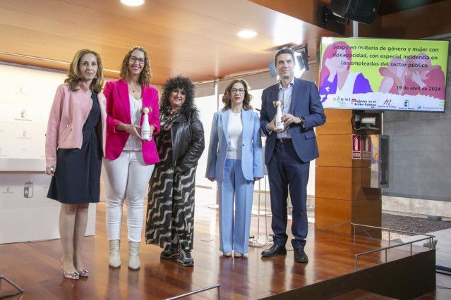 Simón antes de inaugurar una jornada organizada por CERMI y por la Asociación de Mujeres en el Sector Público en Toledo.