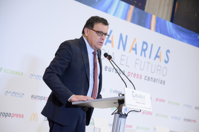 El consejero de Política Territorial, Cohesión Territorial y Aguas del Gobierno de Canarias, Manuel Miranda, participando en la jornada 'Canarias hacia el Futuro', organizada por Europa Press Canarias en Santa Cruz de Tenerife