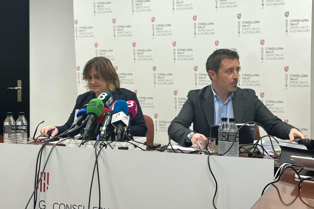 Archivo - La consellera de Presidencia, Antònia Maria Estarellas, y el director general del IbSalut, Javier Ureña, en la rueda de prensa ofrecida este miércoles.