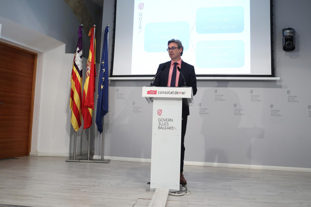 Archivo - El portavoz del Ejecutivo y conseller de Economía, Hacienda e Innovación, Antoni Costa, en rueda de prensa