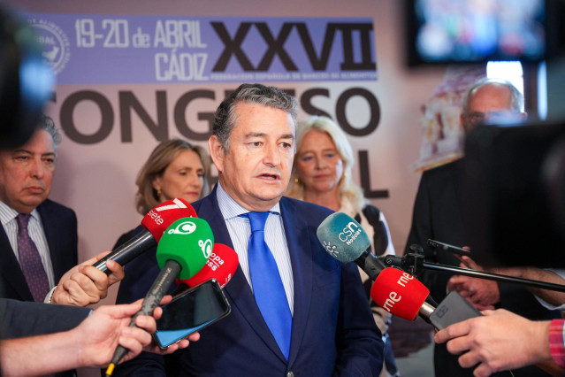 Antonio Sanz atiende a la prensa antes del XXVII Congreso de la Federación de Bancos de Alimentos de España celebrado en Cádiz.