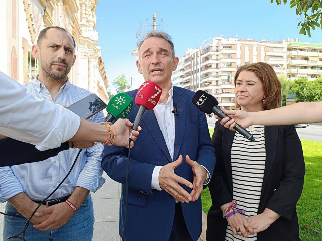 Enrique Santiago (centro) atiende a los periodistas en Córdoba.