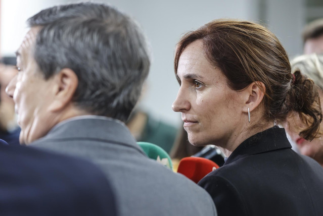 La ministra de Sanidad, Mónica García, ofrece declaraciones a los medios durante su visita al Hospital Clínico