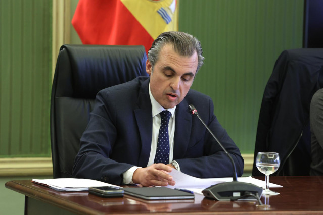 Archivo - El conseller de Educación y Universidades balear, Antoni Vera, interviene en la Comisión de Educación y Universidades del Parlament balear