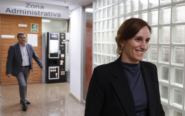 La ministra de Sanidad, Mónica García, durante su visita al Hospital Clínico