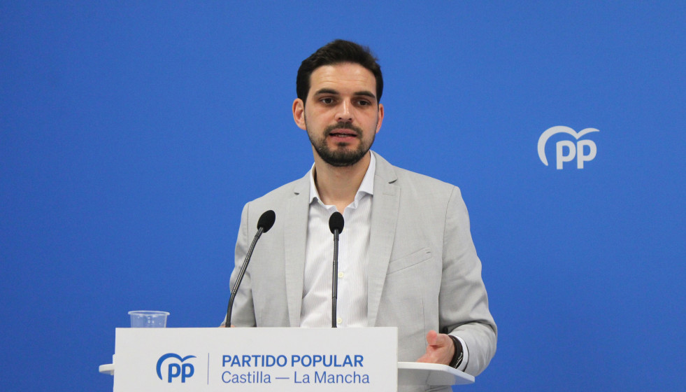 El diputado autonómico del PP en las Cortes de Castilla-La Mancha, Santiago Serrano, en rueda de prensa.